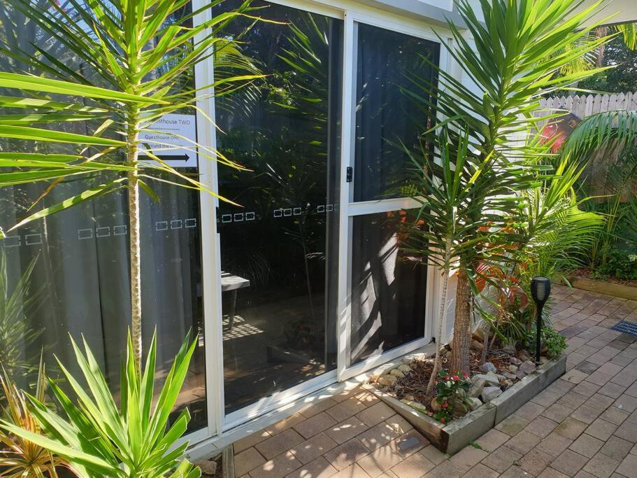 Pet Friendly & Spacious Two Bedroom Guest Unit Caloundra Eksteriør bilde